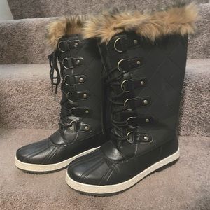 Womens snow boots, never worn. Size 7